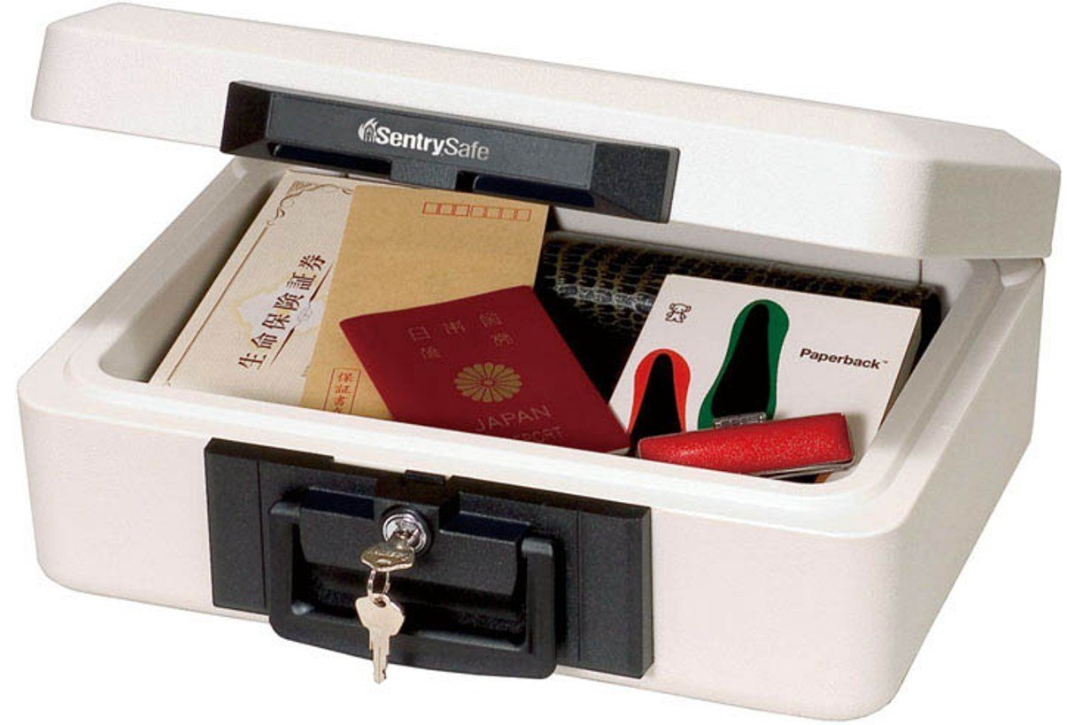 通帳や印鑑、パスポートなどの大切な物を守る耐火性保管庫